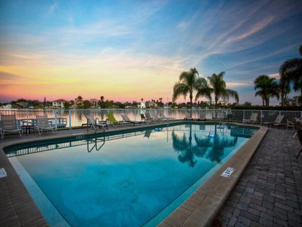 Lovely 2 Bedroom Condo in Treasure Island