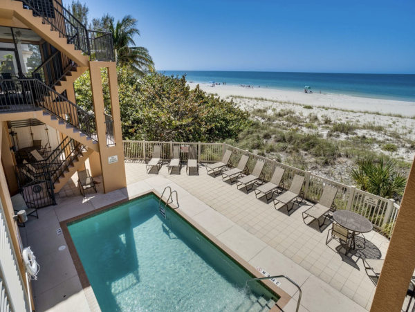 NEW ARRIVAL STEPS ONTO SAND ANNA MARIA CLUB Two POOLS ONE ON BEACH!