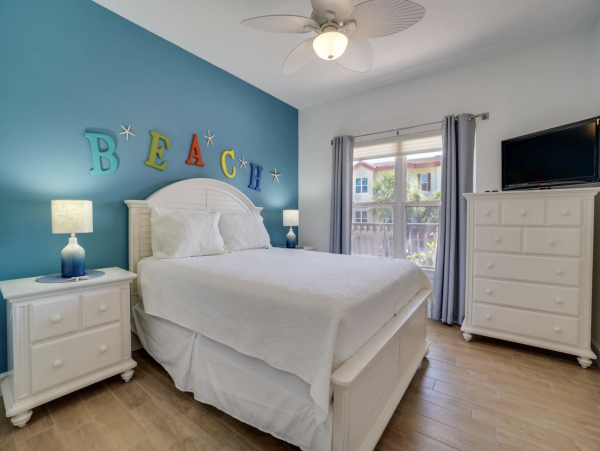 NEW ARRIVAL STEPS ONTO SAND ANNA MARIA CLUB Two POOLS ONE ON BEACH!