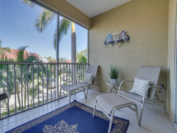 NEW ARRIVAL STEPS ONTO SAND ANNA MARIA CLUB Two POOLS ONE ON BEACH!