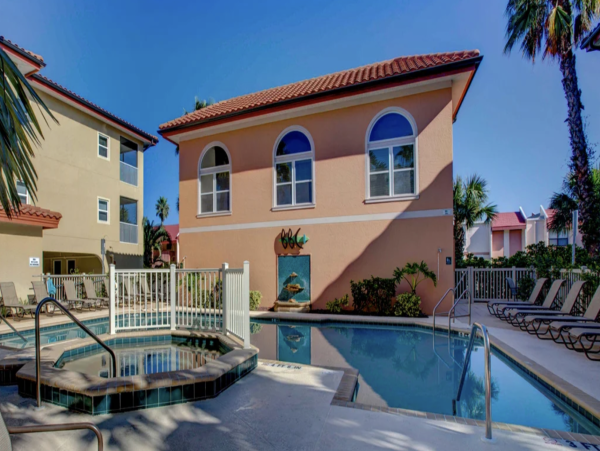 NEW ARRIVAL STEPS ONTO SAND ANNA MARIA CLUB Two POOLS ONE ON BEACH!