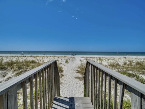 NEW ARRIVAL STEPS ONTO SAND ANNA MARIA CLUB Two POOLS ONE ON BEACH!