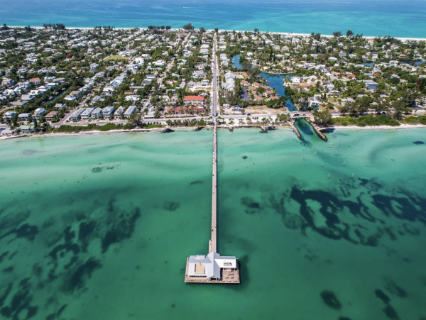 NEW ARRIVAL STEPS ONTO SAND ANNA MARIA CLUB Two POOLS ONE ON BEACH!
