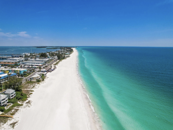 NEW ARRIVAL STEPS ONTO SAND ANNA MARIA CLUB Two POOLS ONE ON BEACH!
