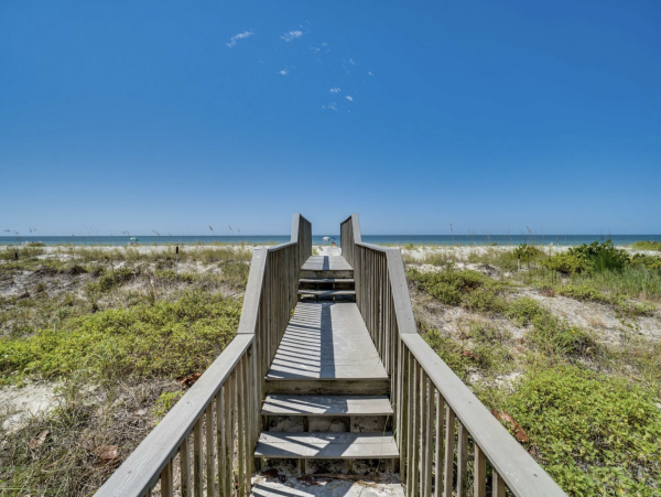 NEW ARRIVAL STEPS ONTO SAND ANNA MARIA CLUB Two POOLS ONE ON BEACH!