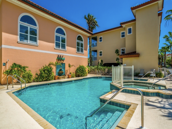 NEW ARRIVAL STEPS ONTO SAND ANNA MARIA CLUB Two POOLS ONE ON BEACH!