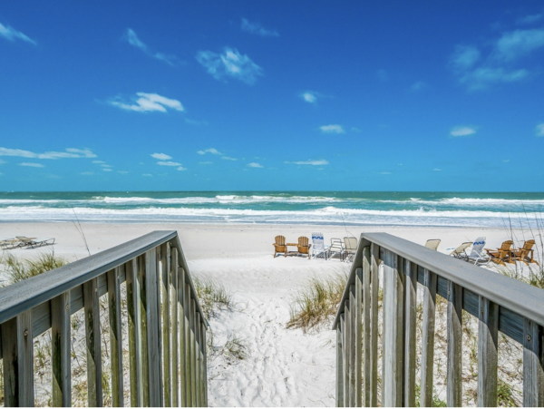 NEW ARRIVAL STEPS ONTO SAND ANNA MARIA CLUB Two POOLS ONE ON BEACH!