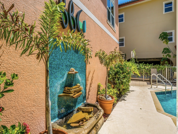 NEW ARRIVAL STEPS ONTO SAND ANNA MARIA CLUB Two POOLS ONE ON BEACH!