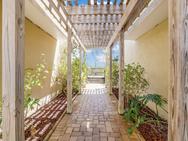 NEW ARRIVAL STEPS ONTO SAND ANNA MARIA CLUB Two POOLS ONE ON BEACH!
