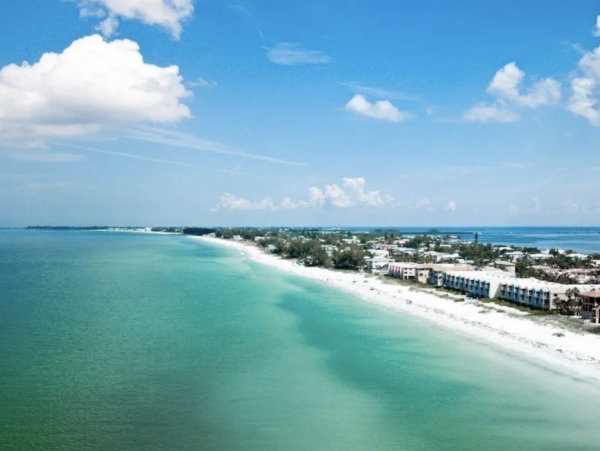 NEW ARRIVAL STEPS ONTO SAND ANNA MARIA CLUB Two POOLS ONE ON BEACH!