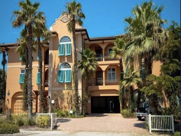 NEW ARRIVAL STEPS ONTO SAND ANNA MARIA CLUB Two POOLS ONE ON BEACH!