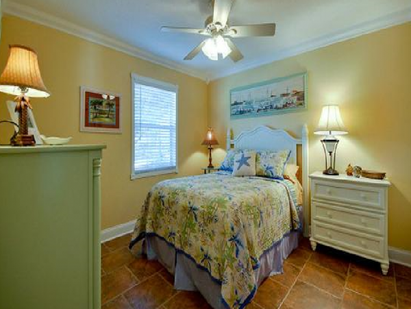 Charming Ground Level Unit 3 Blocks to the Beach