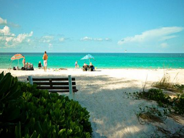 Charming Ground Level Unit 3 Blocks to the Beach