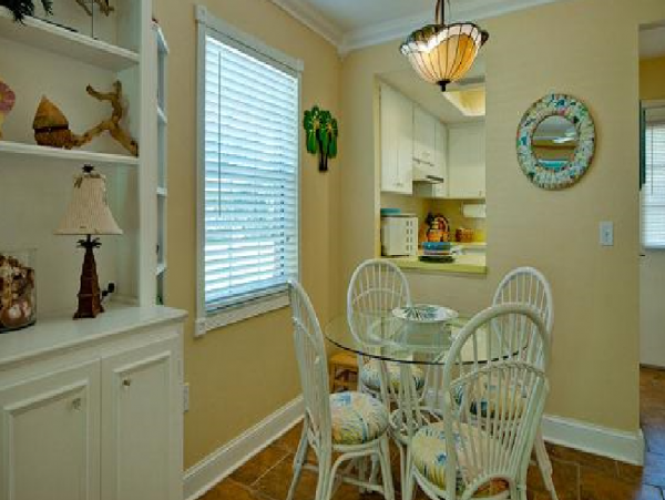Charming Ground Level Unit 3 Blocks to the Beach