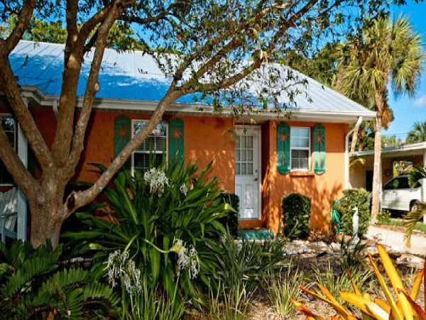 Charming Ground Level Unit 3 Blocks to the Beach