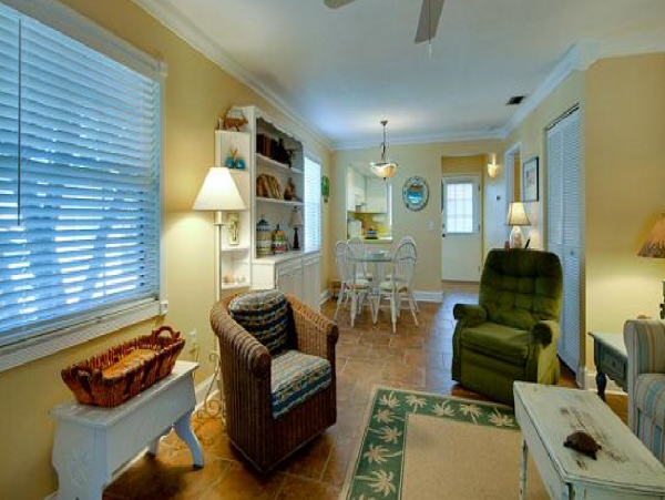 Charming Ground Level Unit 3 Blocks to the Beach