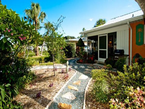 Charming Ground Level Unit 3 Blocks to the Beach