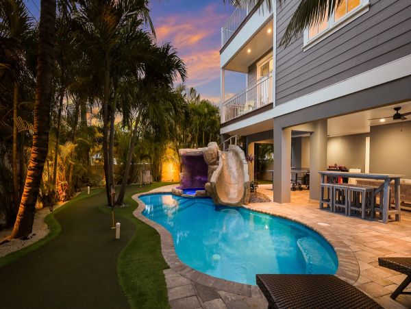 Anna Maria Luxury Vacation Home One Minute Walk to Beach
