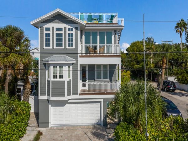 Anna Maria Luxury Vacation Home One Minute Walk to Beach