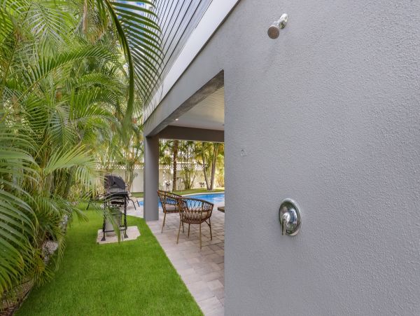 Anna Maria Luxury Vacation Home One Minute Walk to Beach
