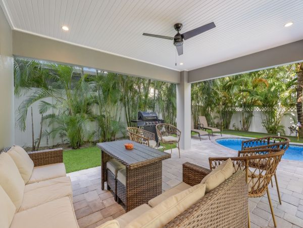 Anna Maria Luxury Vacation Home One Minute Walk to Beach