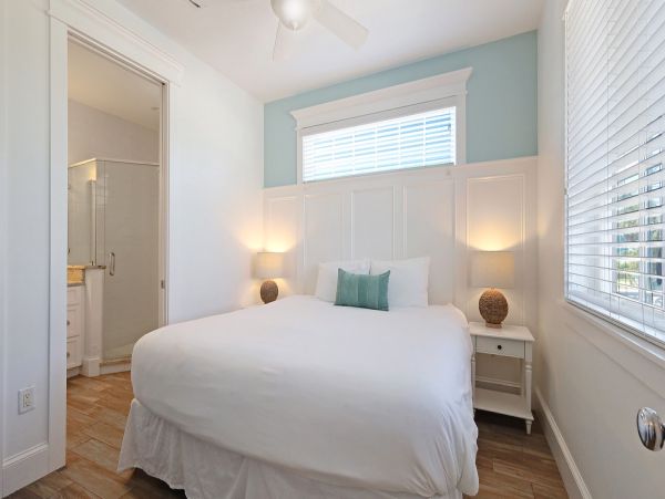 Anna Maria Luxury Vacation Home One Minute Walk to Beach