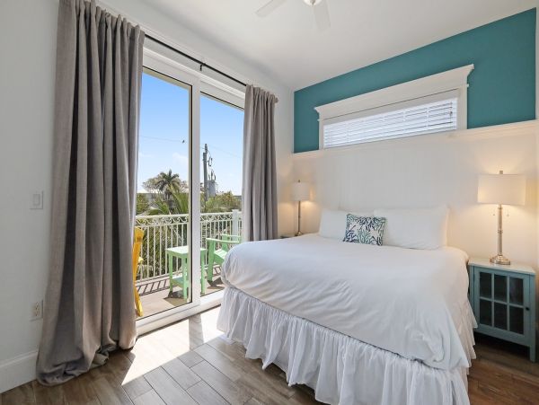 Anna Maria Luxury Vacation Home One Minute Walk to Beach