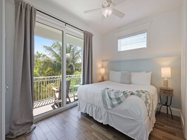 Anna Maria Luxury Vacation Home One Minute Walk to Beach