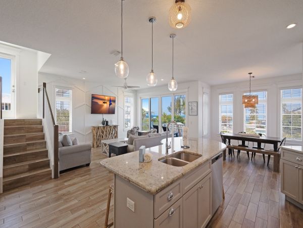 Anna Maria Luxury Vacation Home One Minute Walk to Beach