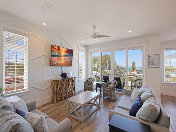 Anna Maria Luxury Vacation Home One Minute Walk to Beach