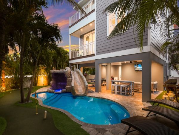 Anna Maria Luxury Vacation Home One Minute Walk to Beach