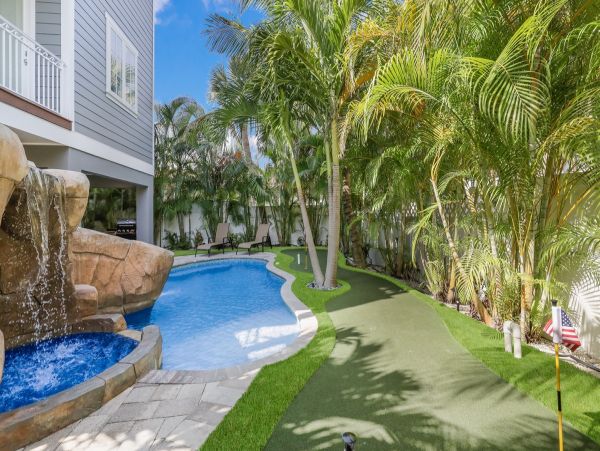Anna Maria Luxury Vacation Home One Minute Walk to Beach
