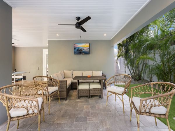 Anna Maria Luxury Vacation Home One Minute Walk to Beach