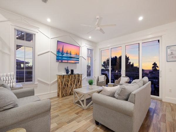 Anna Maria Luxury Vacation Home One Minute Walk to Beach