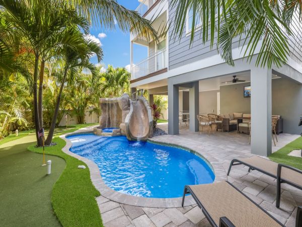 Anna Maria Luxury Vacation Home One Minute Walk to Beach