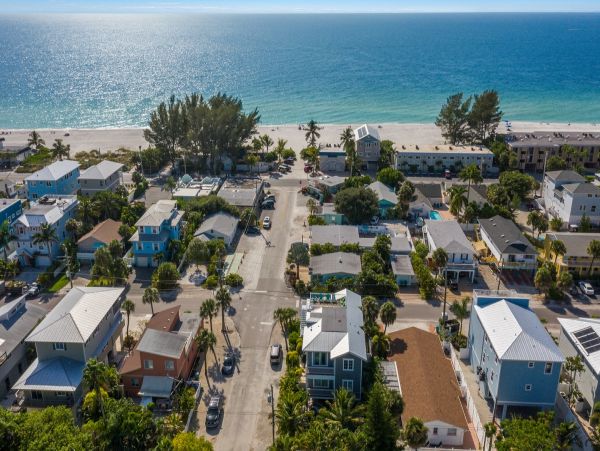 Anna Maria Luxury Vacation Home One Minute Walk to Beach