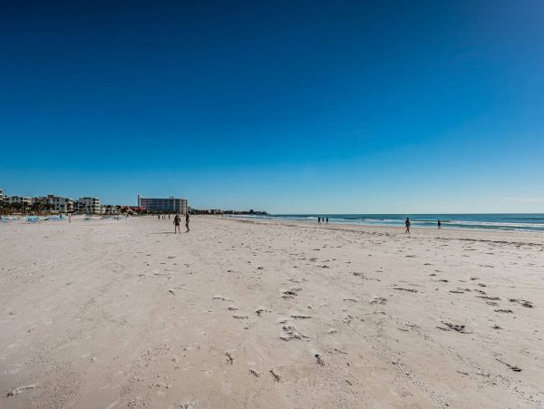 2 bedroom Unit on Siesta Beach