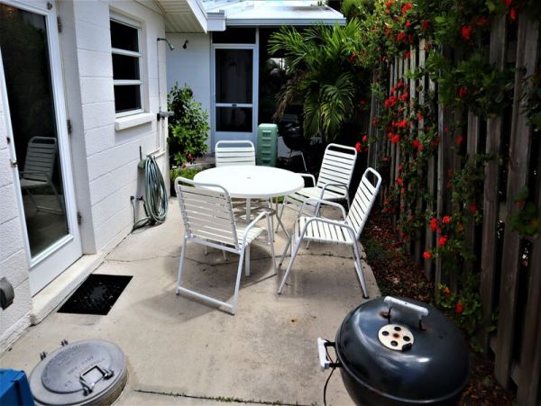 One Bedroom Walk to Beach Vacation Condo in Siesta Key