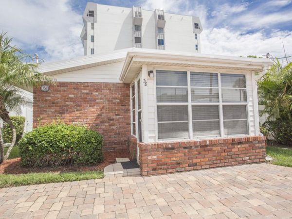 One Bedroom Walk to Beach Vacation Condo in Siesta Key