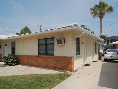Value One Bedroom Vacation Condo Sleeps 2 Walk to Beach