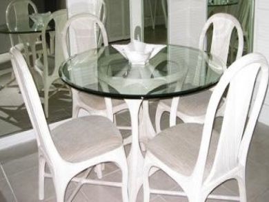 Table Seats 4