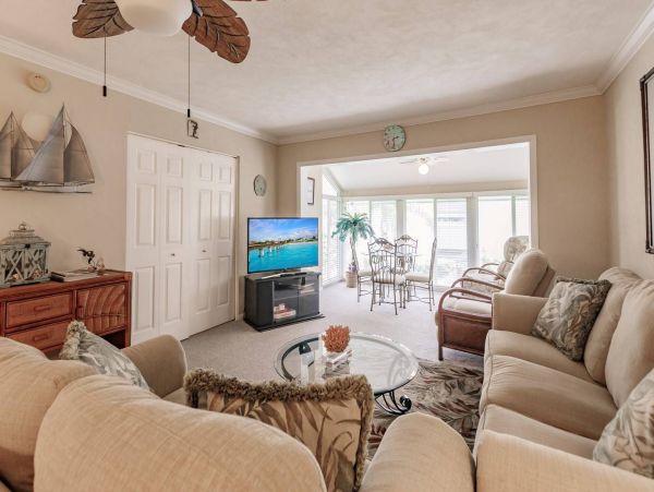 Cozy Two Bedroom Condo in Siesta Key Steps to the Beach