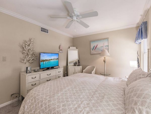 Cozy Two Bedroom Condo in Siesta Key Steps to the Beach