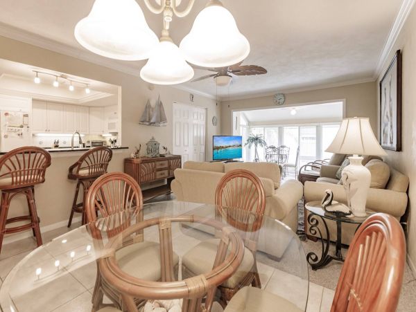 Cozy Two Bedroom Condo in Siesta Key Steps to the Beach