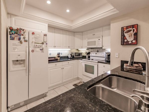 Cozy Two Bedroom Condo in Siesta Key Steps to the Beach