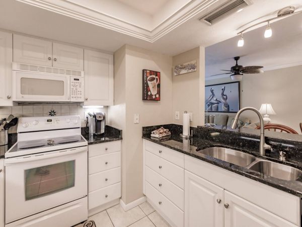 Cozy Two Bedroom Condo in Siesta Key Steps to the Beach