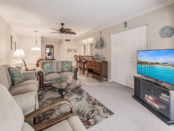 Cozy Two Bedroom Condo in Siesta Key Steps to the Beach