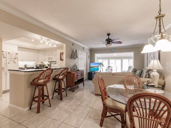 Cozy Two Bedroom Condo in Siesta Key Steps to the Beach