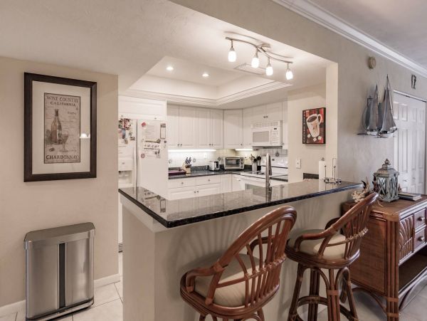 Cozy Two Bedroom Condo in Siesta Key Steps to the Beach