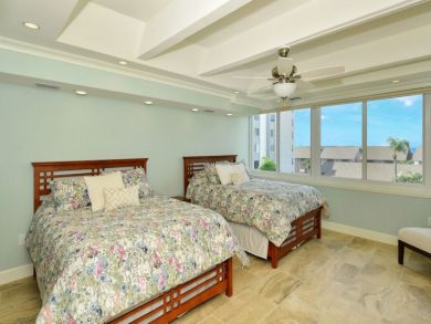 Siesta Key Updated Unit 2 Bedrooms 125 yards from Beach